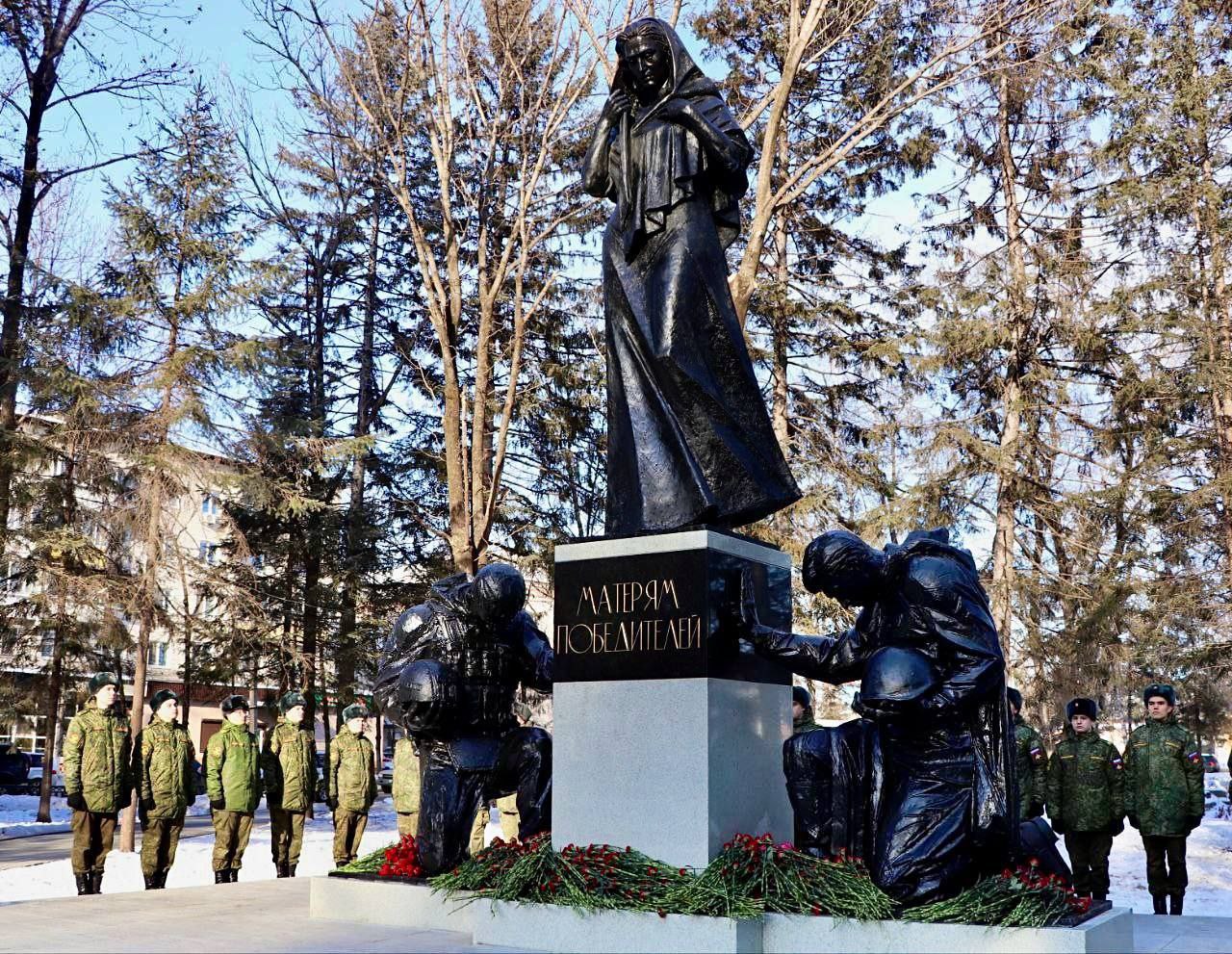 В памятную дату, приуроченную ко Дню Героев Отечества, прокурор Еврейской автономной области Дмитрий Седых принял участие в торжественной церемонии открытия мемориала «Матерям Победителей» В памятную дату, приуроченную ко Дню Героев Отечества, прокурор Еврейской автономной области Дмитрий Седых принял участие в торжественной церемонии открытия мемориала «Матерям Победителей»