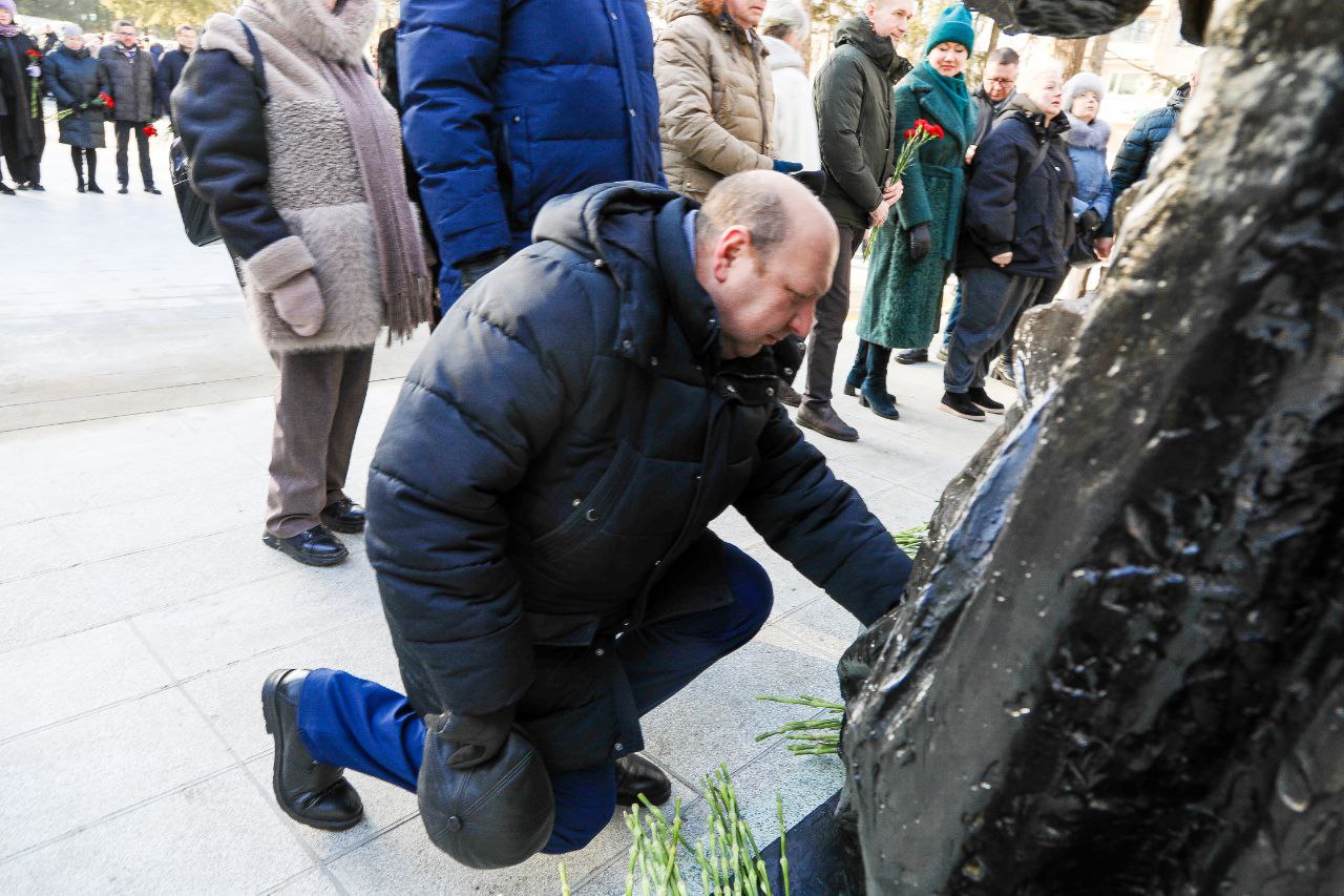 В Биробиджане открыли мемориал «Матерям победителей» В Биробиджане открыли мемориал «Матерям победителей»