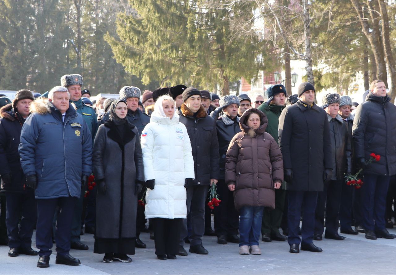 В памятную дату, приуроченную ко Дню Героев Отечества, прокурор Еврейской автономной области Дмитрий Седых принял участие в торжественной церемонии открытия мемориала «Матерям Победителей» В памятную дату, приуроченную ко Дню Героев Отечества, прокурор Еврейской автономной области Дмитрий Седых принял участие в торжественной церемонии открытия мемориала «Матерям Победителей»