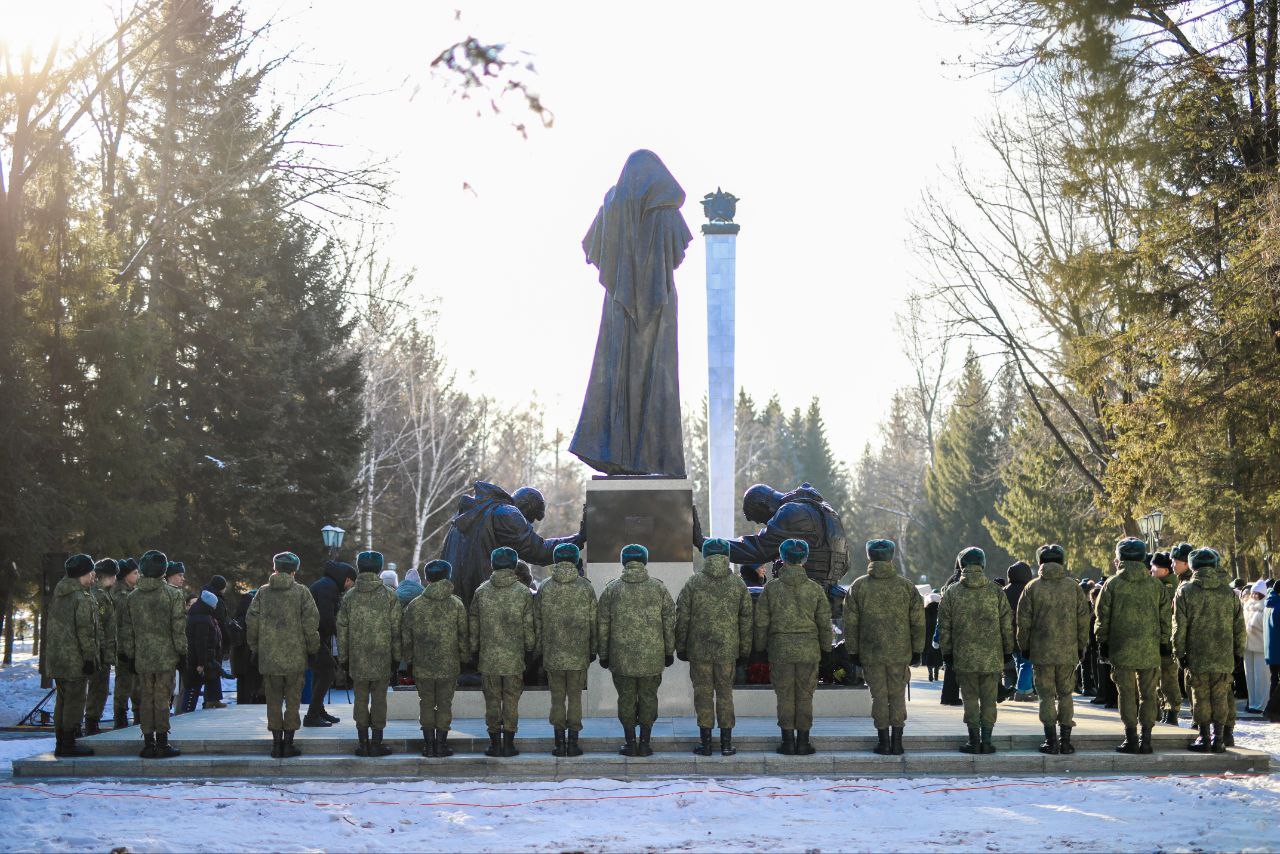 В Биробиджане открыли мемориал «Матерям победителей» В Биробиджане открыли мемориал «Матерям победителей»