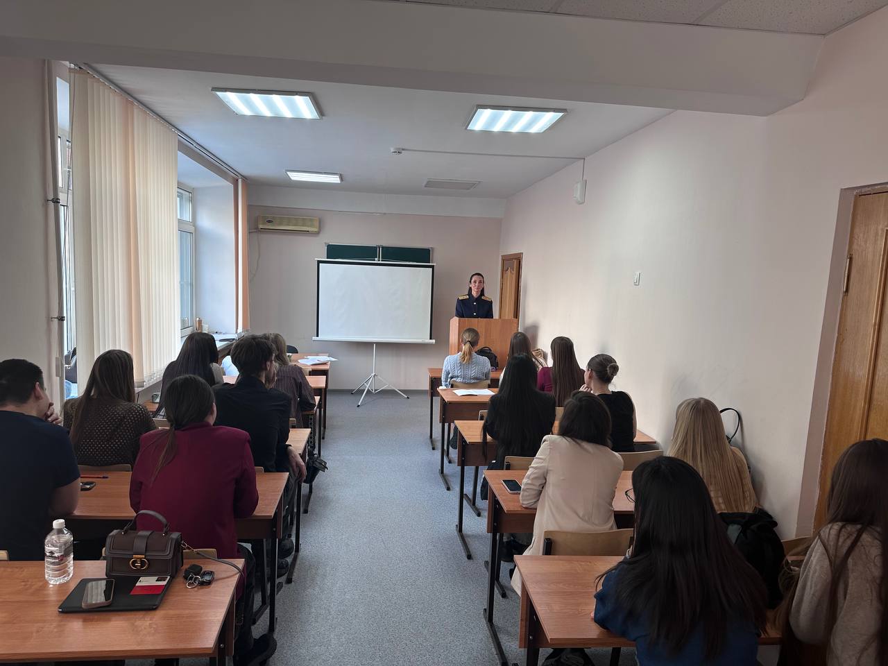 В Международный день борьбы с коррупцией сотрудник регионального следственного управления разъяснил положения антикоррупционного законодательства студентам Дальневосточного института РПА Минюста России