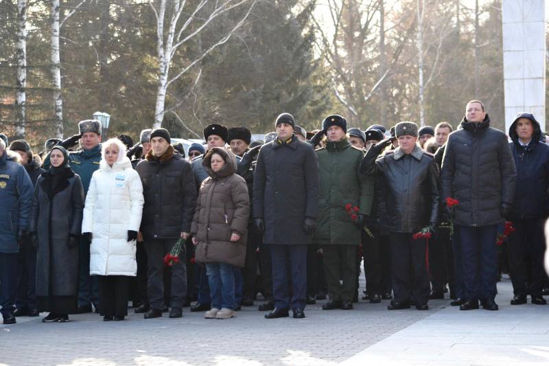 В День Героев Отечества начальник УМВД России по ЕАО принял участие в торжественной церомонии открытия памятника Матерям победителей В День Героев Отечества начальник УМВД России по ЕАО принял участие в торжественной церомонии открытия памятника Матерям победителей