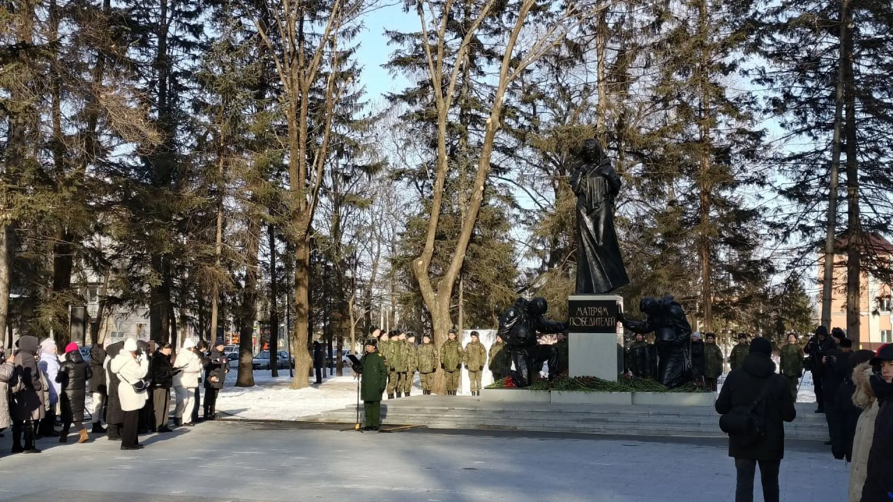 Депутаты городской Думы Биробиджана приняли участие в открытии памятника матерям победителей