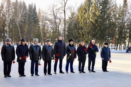 В памятную дату, приуроченную ко Дню Героев Отечества, прокурор Еврейской автономной области Дмитрий Седых принял участие в торжественной церемонии открытия мемориала «Матерям Победителей»