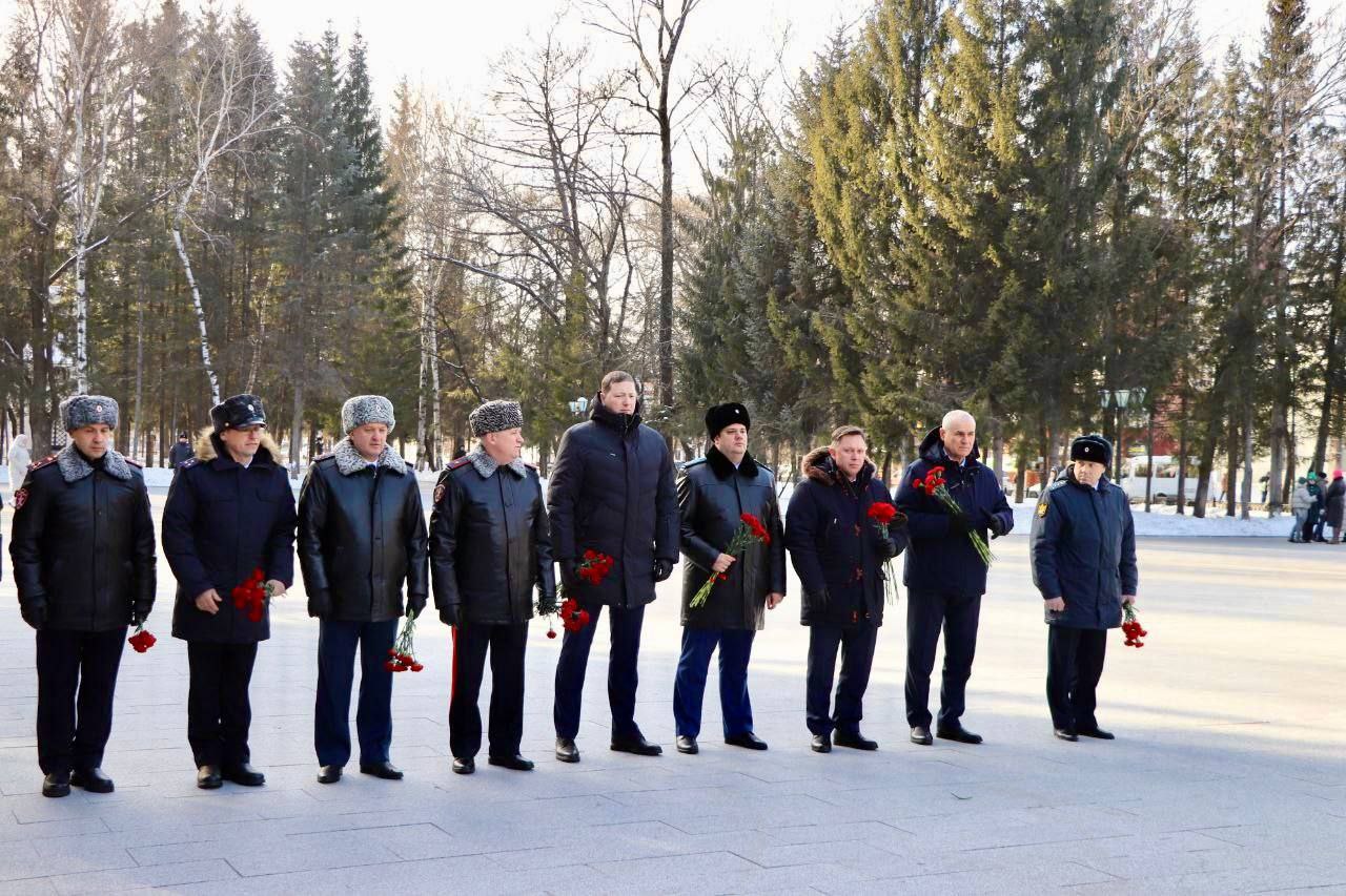 В памятную дату, приуроченную ко Дню Героев Отечества, прокурор Еврейской автономной области Дмитрий Седых принял участие в торжественной церемонии открытия мемориала «Матерям Победителей»