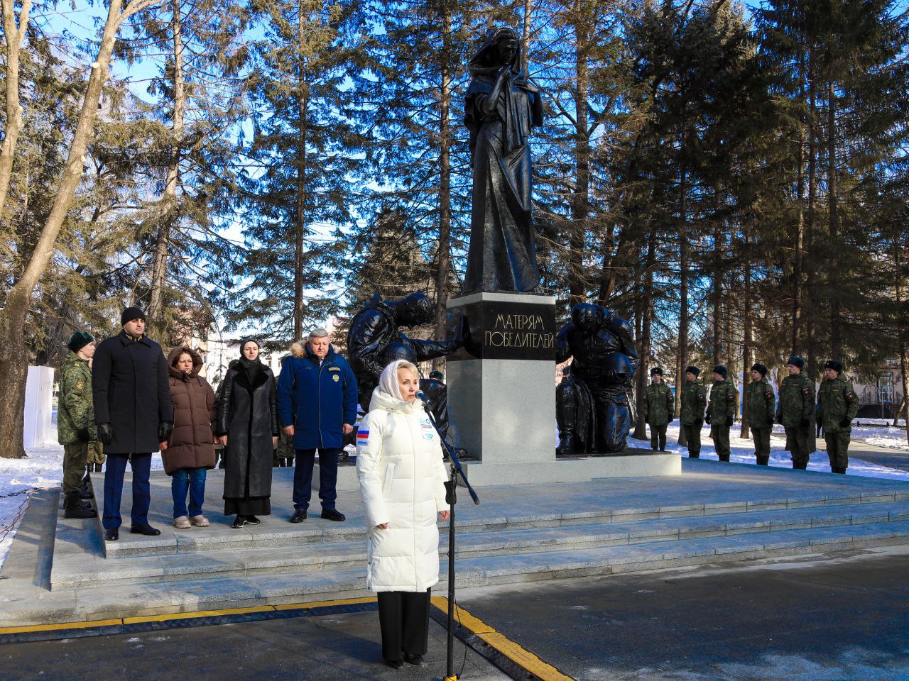 В Биробиджане открыли мемориал «Матерям победителей» В Биробиджане открыли мемориал «Матерям победителей»