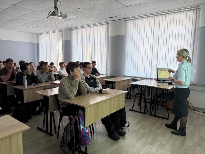 В Биробиджане сотрудники Госавтоинспекции повели краш-курс для учащихся лицея ПГУ им. Шолом-Алейхема В Биробиджане сотрудники Госавтоинспекции повели краш-курс для учащихся лицея ПГУ им. Шолом-Алейхема