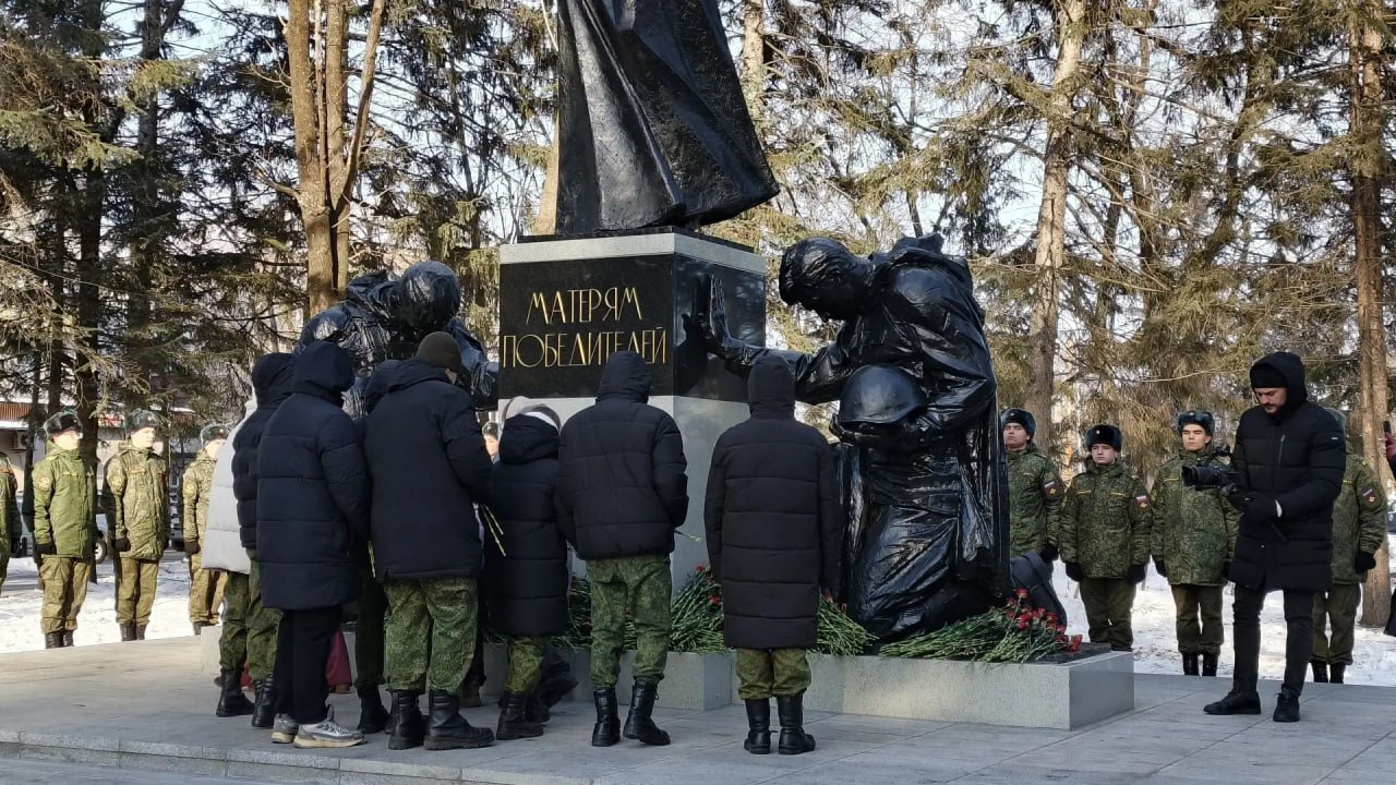 Депутаты городской Думы Биробиджана приняли участие в открытии памятника матерям победителей Депутаты городской Думы Биробиджана приняли участие в открытии памятника матерям победителей