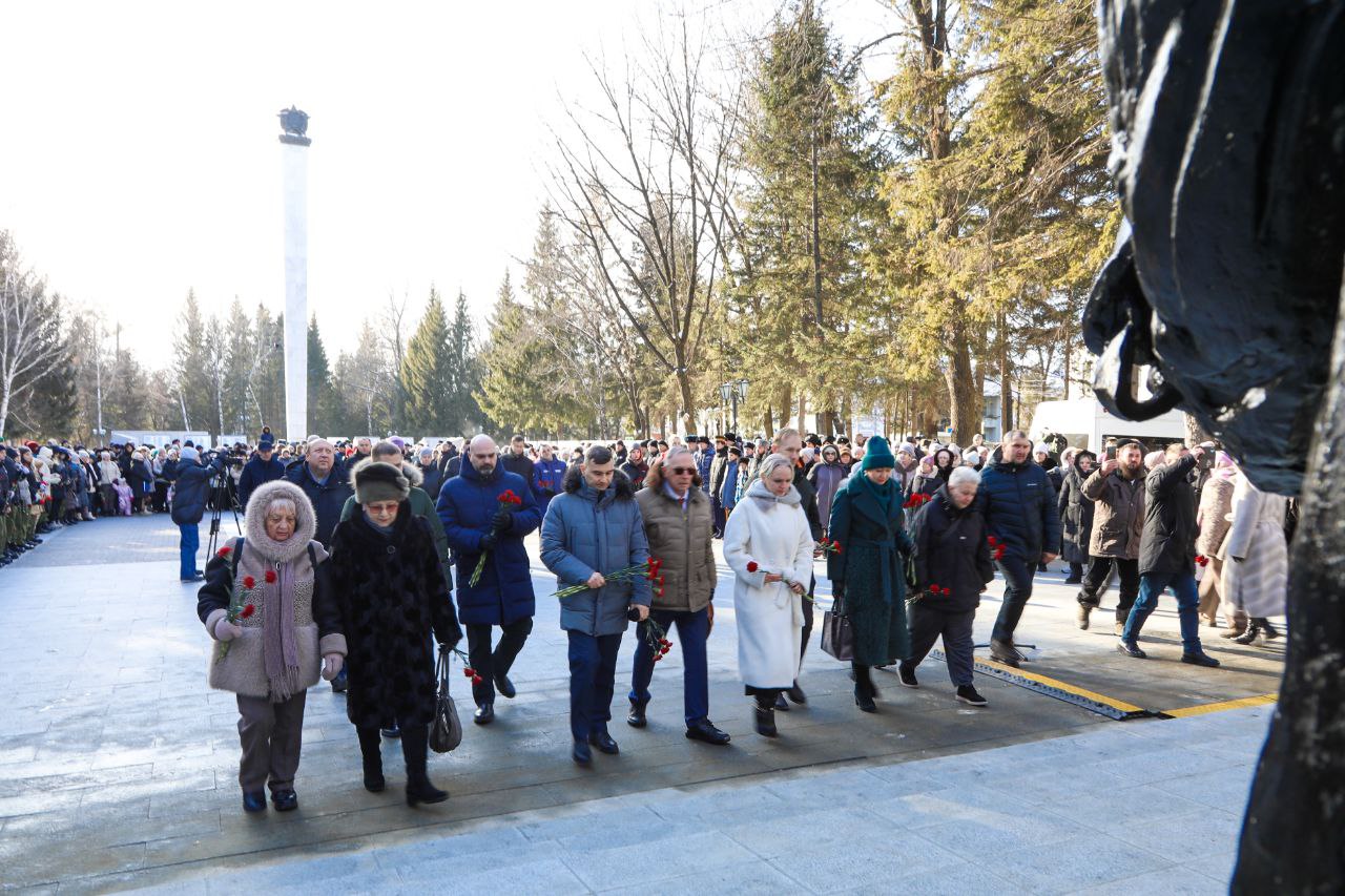 В Биробиджане открыли мемориал «Матерям победителей» В Биробиджане открыли мемориал «Матерям победителей»