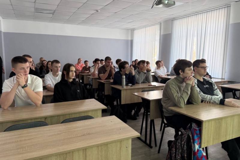 В Биробиджане сотрудники Госавтоинспекции повели краш-курс для учащихся лицея ПГУ им. Шолом-Алейхема В Биробиджане сотрудники Госавтоинспекции повели краш-курс для учащихся лицея ПГУ им. Шолом-Алейхема