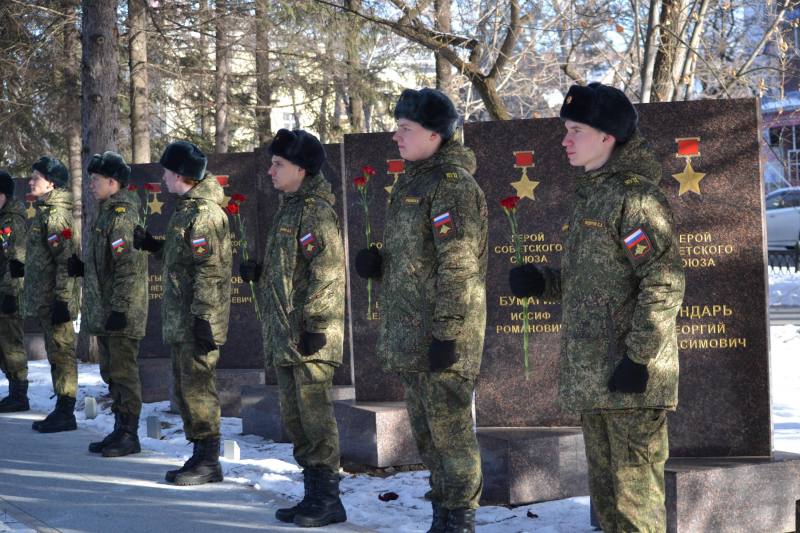 В День Героев Отечества начальник УМВД России по ЕАО принял участие в торжественной церомонии открытия памятника Матерям победителей В День Героев Отечества начальник УМВД России по ЕАО принял участие в торжественной церомонии открытия памятника Матерям победителей