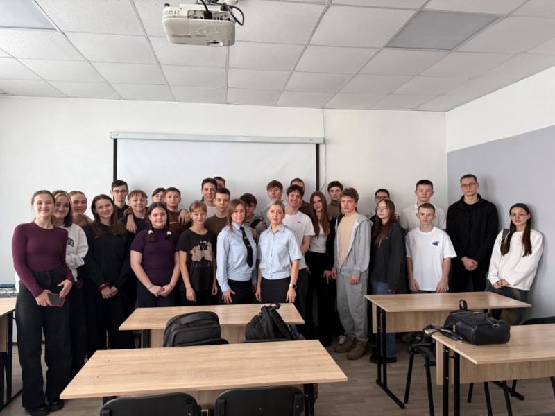 В Биробиджане сотрудники Госавтоинспекции повели краш-курс для учащихся лицея ПГУ им. Шолом-Алейхема