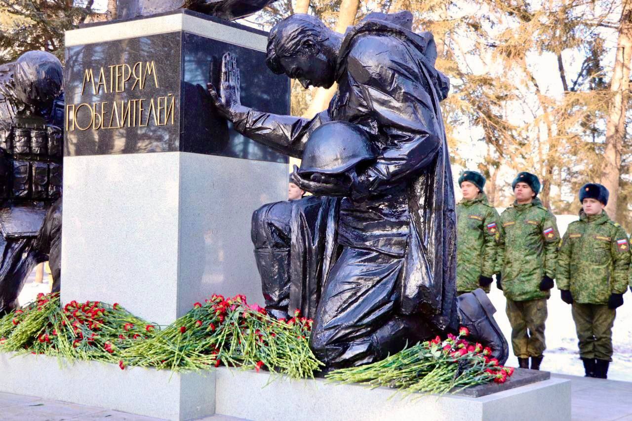 В памятную дату, приуроченную ко Дню Героев Отечества, прокурор Еврейской автономной области Дмитрий Седых принял участие в торжественной церемонии открытия мемориала «Матерям Победителей» В памятную дату, приуроченную ко Дню Героев Отечества, прокурор Еврейской автономной области Дмитрий Седых принял участие в торжественной церемонии открытия мемориала «Матерям Победителей»