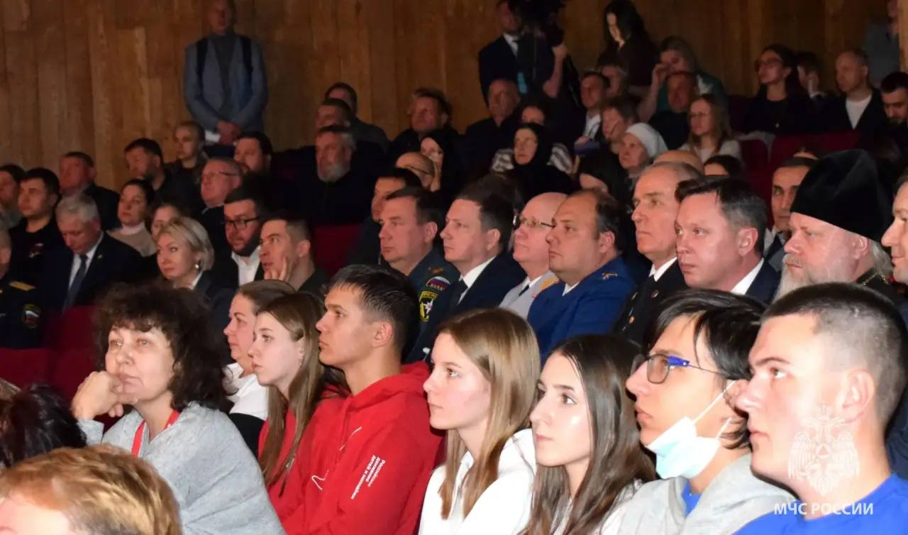 В День Героев Отечества гостями концерта-спектакля стали спасатели ЕАО В День Героев Отечества гостями концерта-спектакля стали спасатели ЕАО