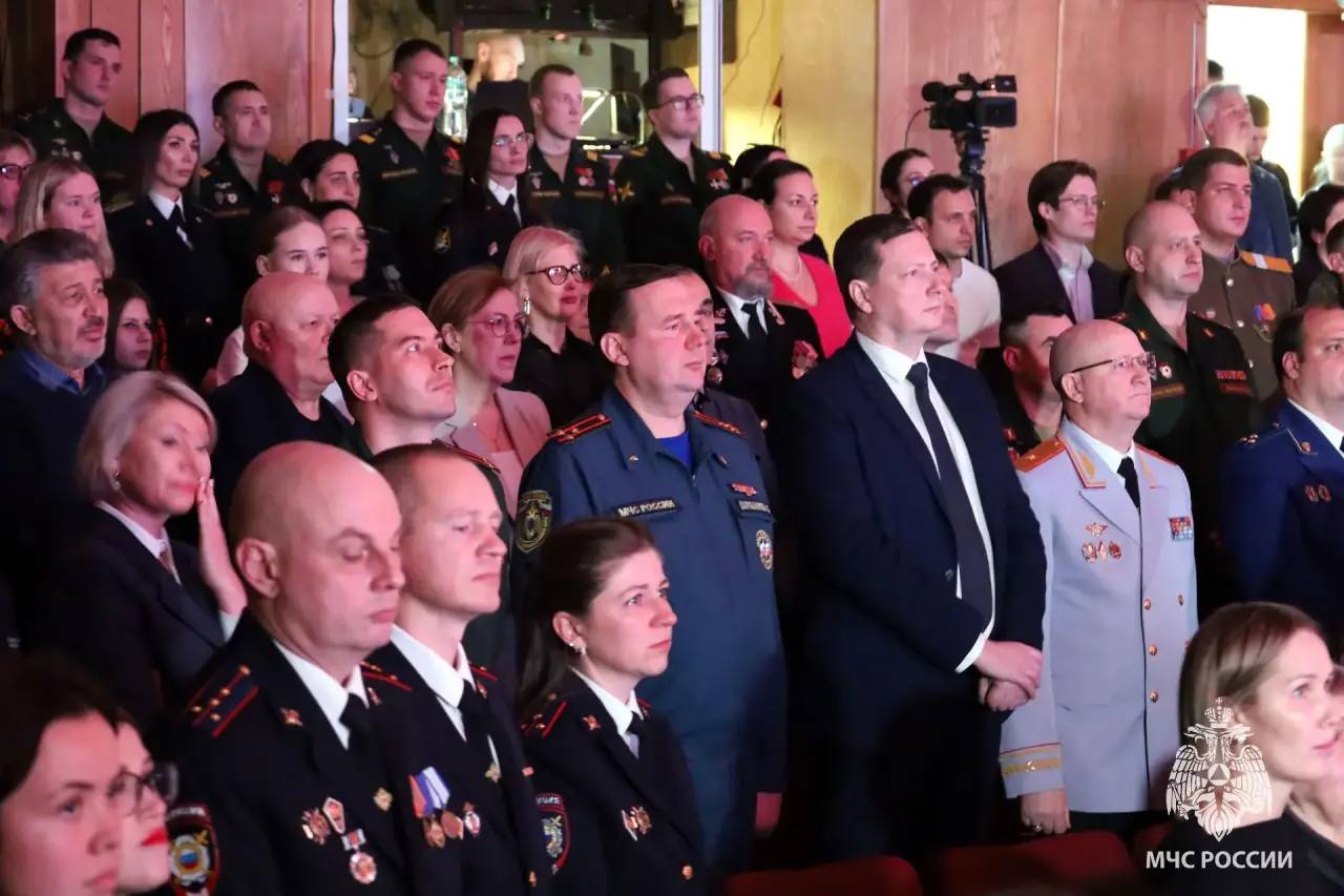 В День Героев Отечества гостями концерта-спектакля стали спасатели ЕАО В День Героев Отечества гостями концерта-спектакля стали спасатели ЕАО