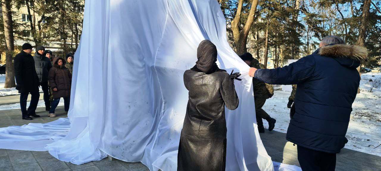 В Биробиджане открыли памятник матерям победителей В Биробиджане открыли памятник матерям победителей