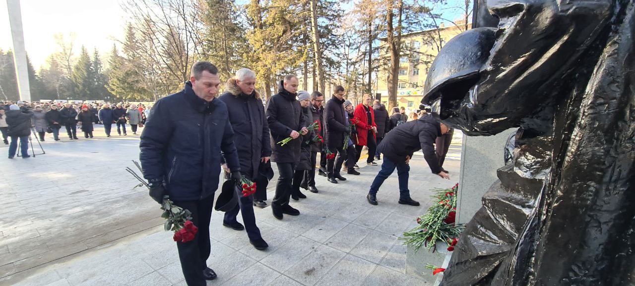 В Биробиджане открыли памятник матерям победителей В Биробиджане открыли памятник матерям победителей