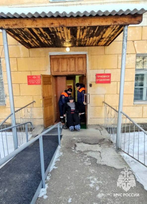 В Биробиджане спасатели помогли мужчине добраться до больницы В Биробиджане спасатели помогли мужчине добраться до больницы