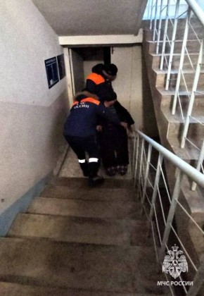 В Биробиджане спасатели помогли мужчине добраться до больницы