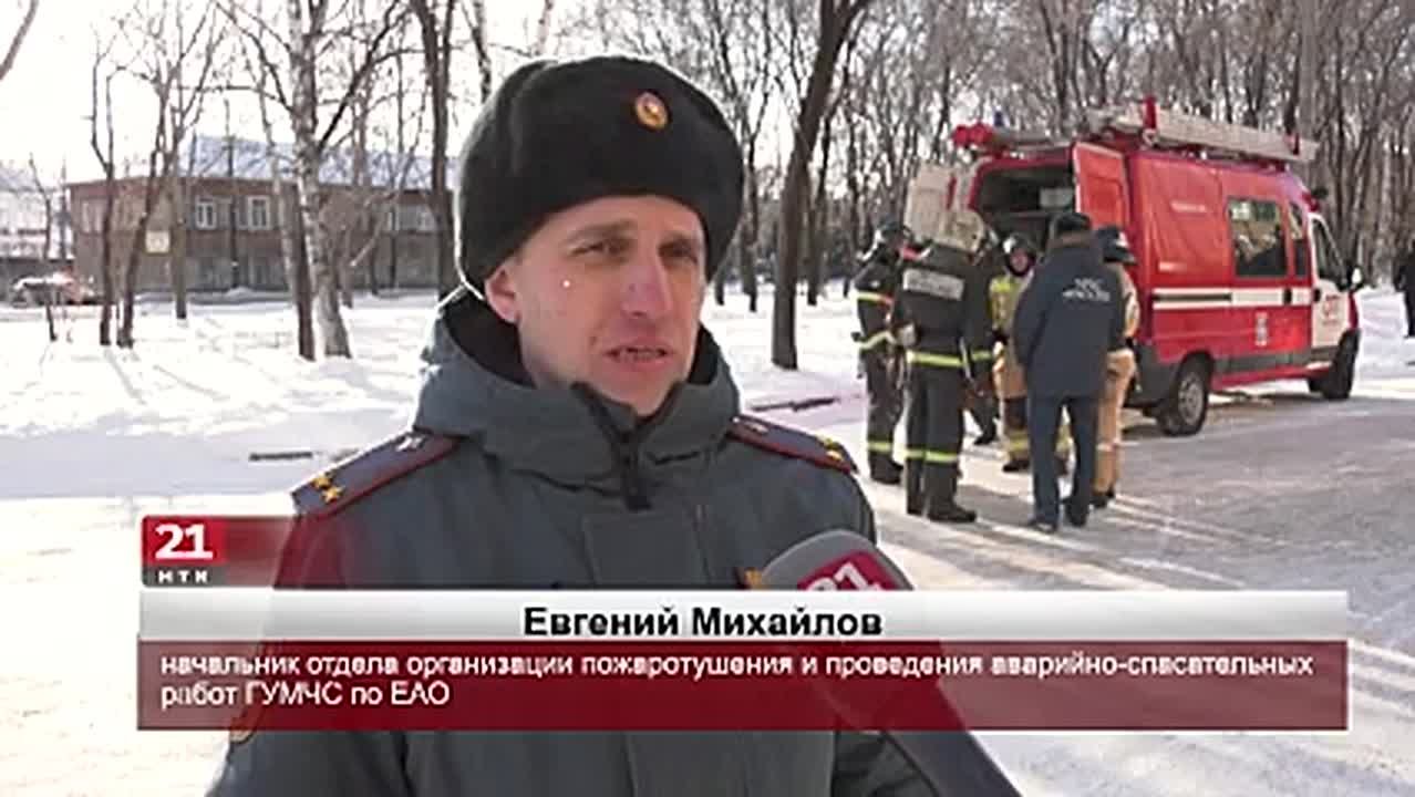 Пожарные ЕАО продолжают отрабатывать навыки в ходе пожарно-тактических учений на социальных объектах областного центра