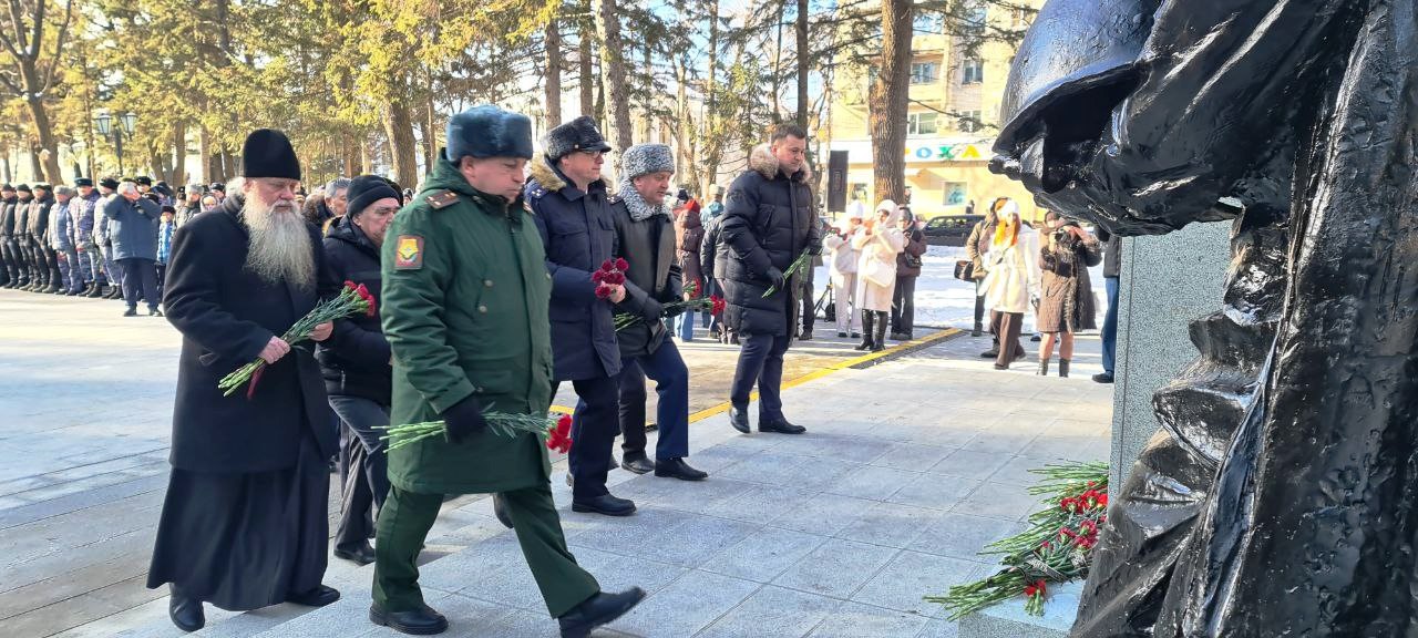 В Биробиджане открыли памятник матерям победителей В Биробиджане открыли памятник матерям победителей