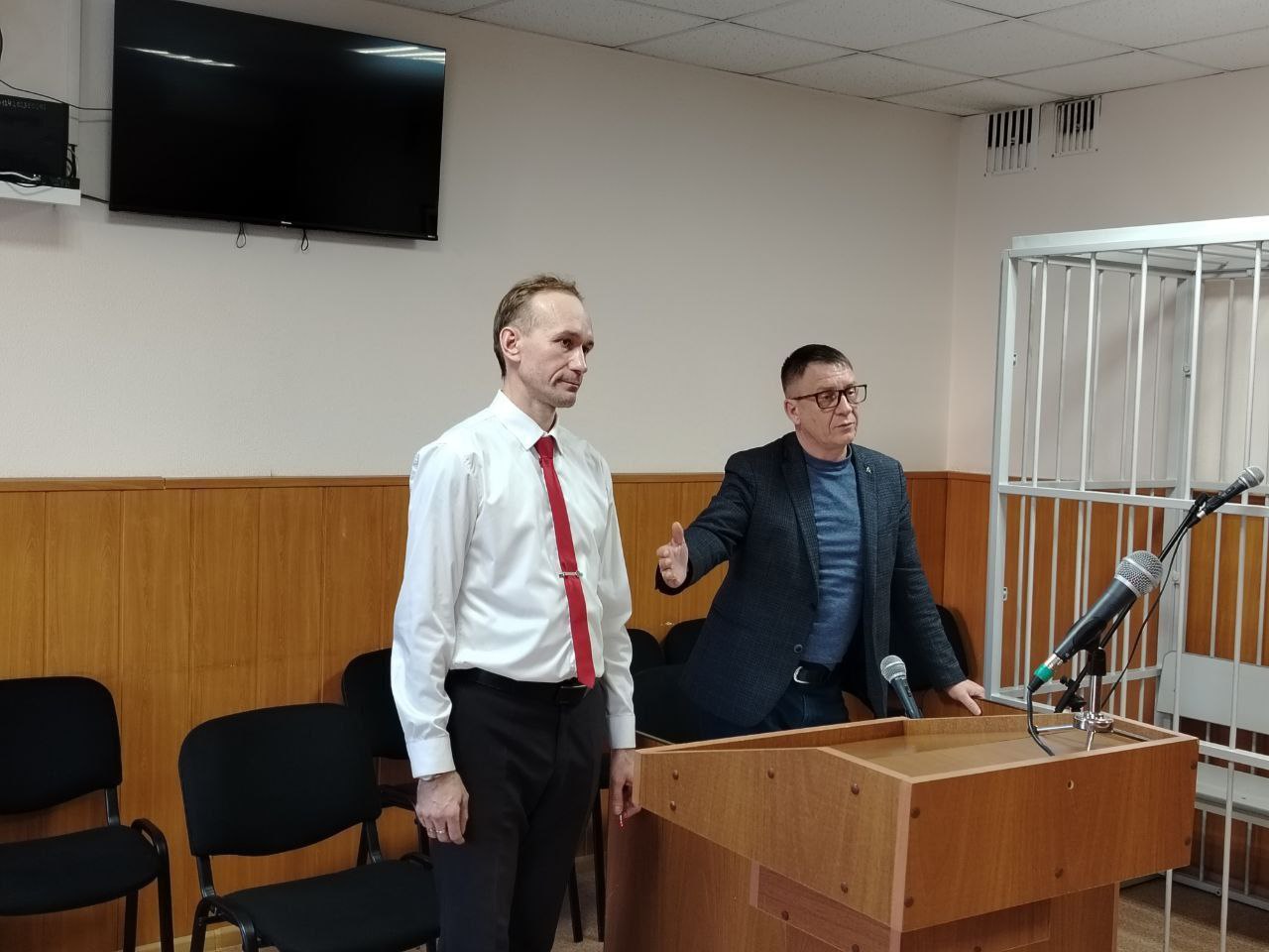 ЗА ЦВЕТЫ – ПОД СУД. Сегодня в Биробиджанском районном суде вновь рассматривается административное производство в отношении первого секретаря областного комитета КПРФ в ЕАО Евгения Конопаткина