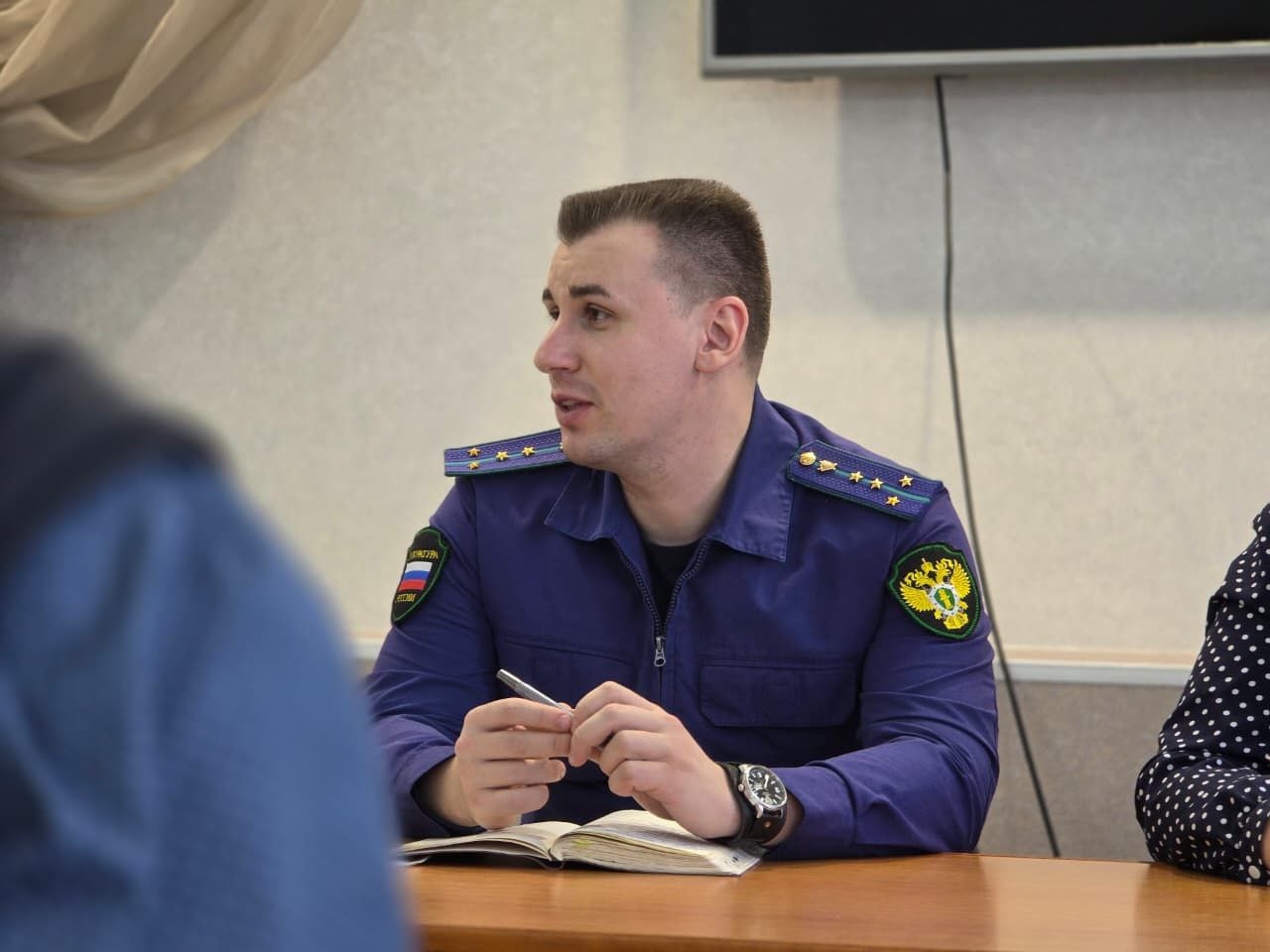 Заместитель прокурора г.Биробиджана Радислав Ревуцкий в ОГБУ «Комплексный центр Социального Обслуживания ЕАО» провел личный прием граждан по вопросам соблюдения прав социально незащищенных категорий граждан Заместитель прокурора г.Биробиджана Радислав Ревуцкий в ОГБУ «Комплексный центр Социального Обслуживания ЕАО» провел личный прием граждан по вопросам соблюдения прав социально незащищенных категорий граждан