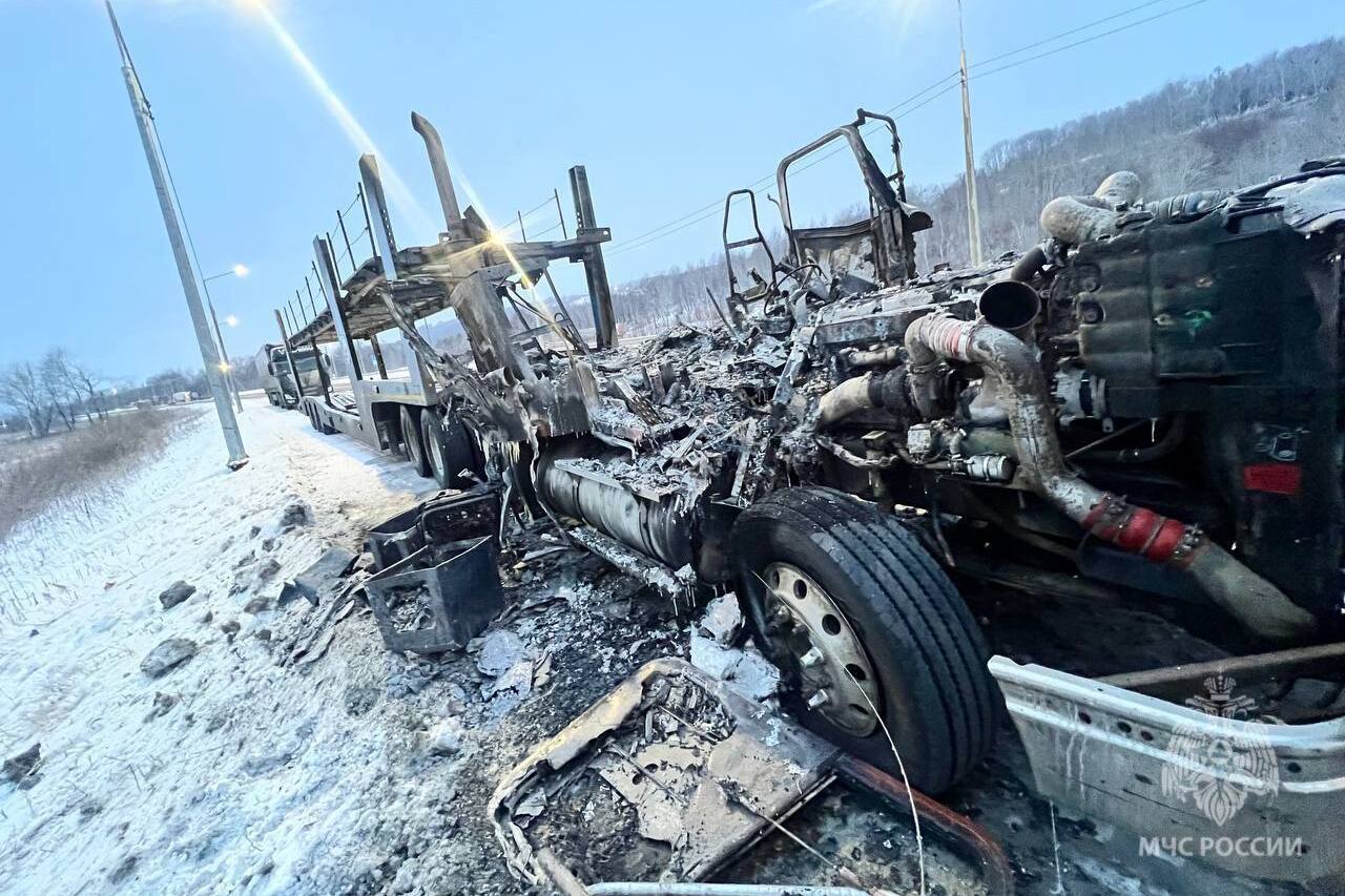 В г. Облучье в груду металлолома превратился тяжёлый автовоз из-за возгорания электрообрудования