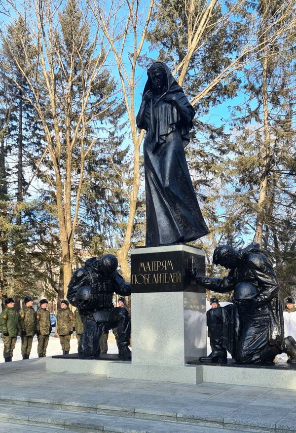 В Биробиджане открыли памятник матерям победителей