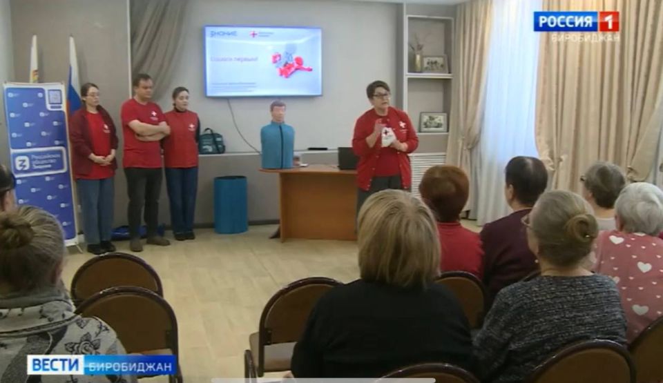 Волонтёры-медики научили пожилых людей в социальном доме оказанию первой помощи