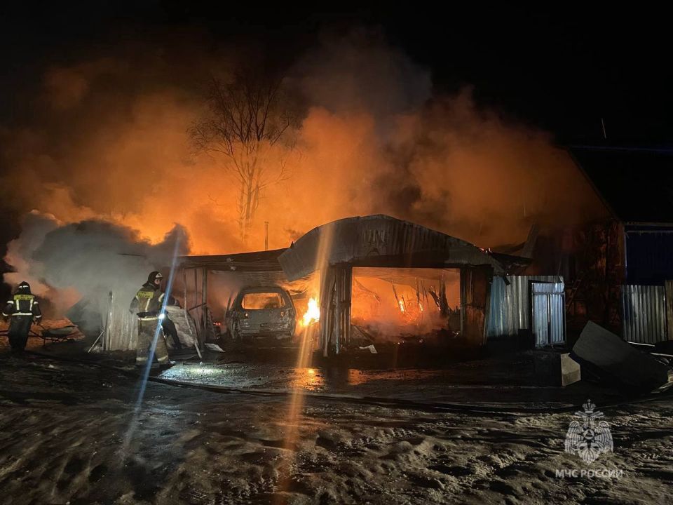 В эти минуты горит дом и гараж в Биробиджане