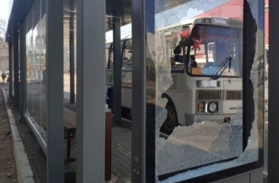 Парень проверил себя на "слабо" и разбил ногой остановку в Биробиджане