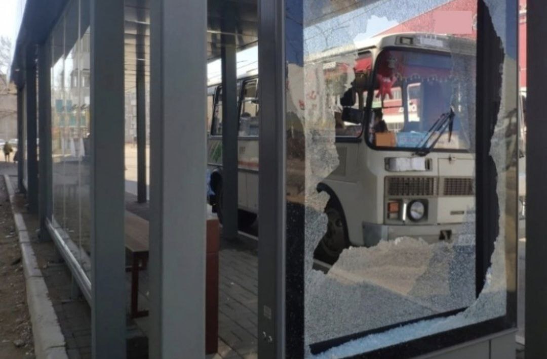 Парень проверил себя на "слабо" и разбил ногой остановку в Биробиджане