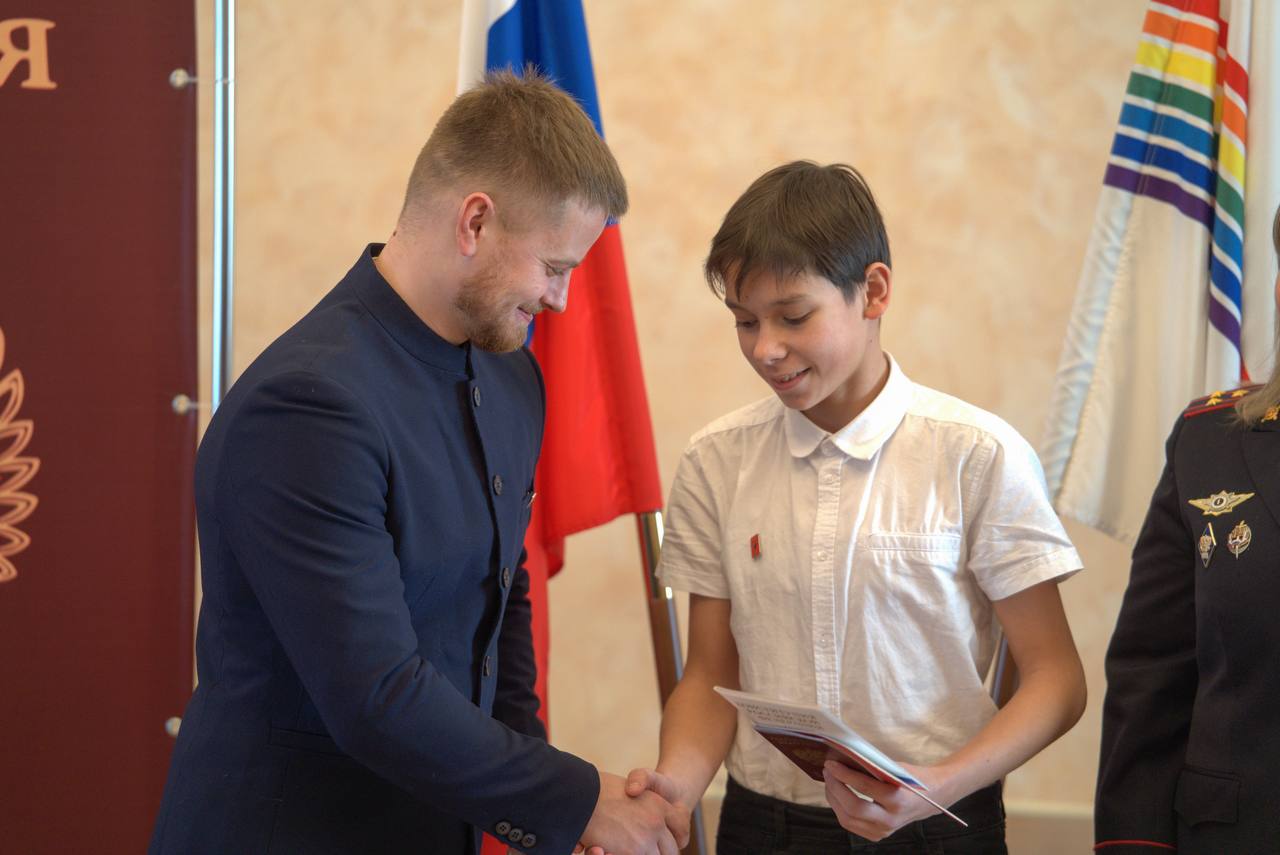 Главный документ гражданина России вручили школьникам в ЕАО Главный документ гражданина России вручили школьникам в ЕАО