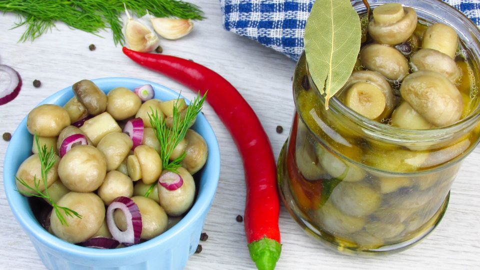 Шеф-повара маринуют грибы по простому рецепту: в разы вкуснее магазинных