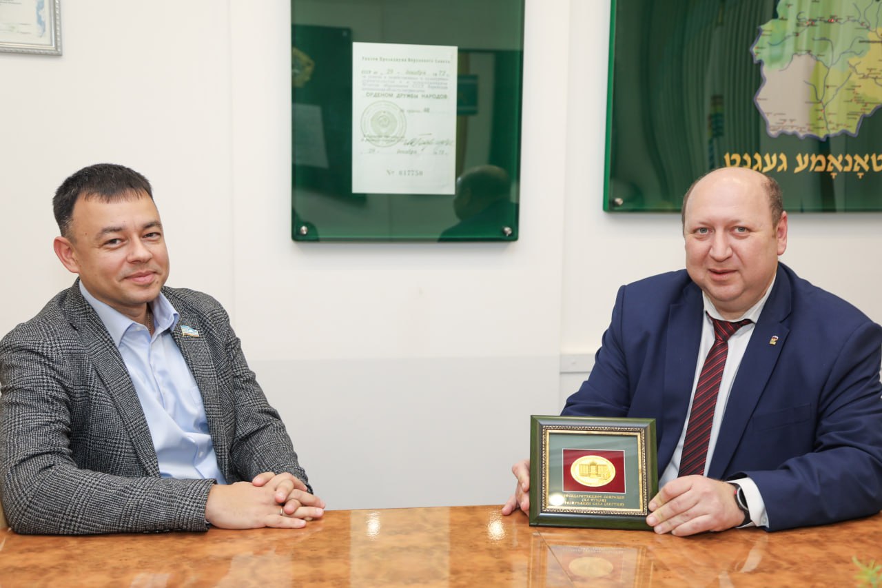 На этой неделе встретился с интереснейшим человеком и коллегой по законотворческой работе — депутатом Государственного Собрания Республики Саха (Якутия) Иваном Луцканом На этой неделе встретился с интереснейшим человеком и коллегой по законотворческой работе — депутатом Государственного Собрания Республики Саха (Якутия) Иваном Луцканом