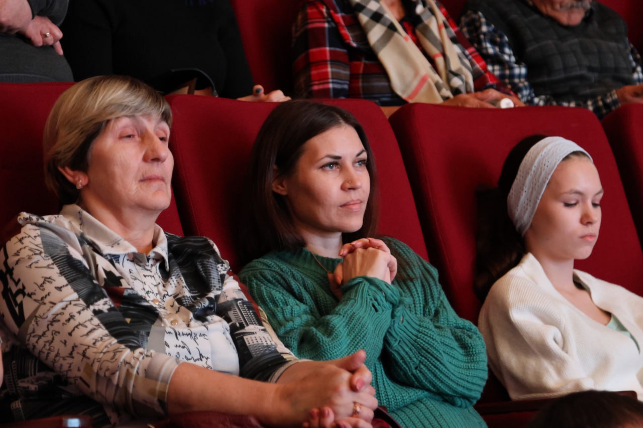 Вечер памяти "Жить за двоих" с Денисом Майдановым прошел в Биробиджане Вечер памяти "Жить за двоих" с Денисом Майдановым прошел в Биробиджане