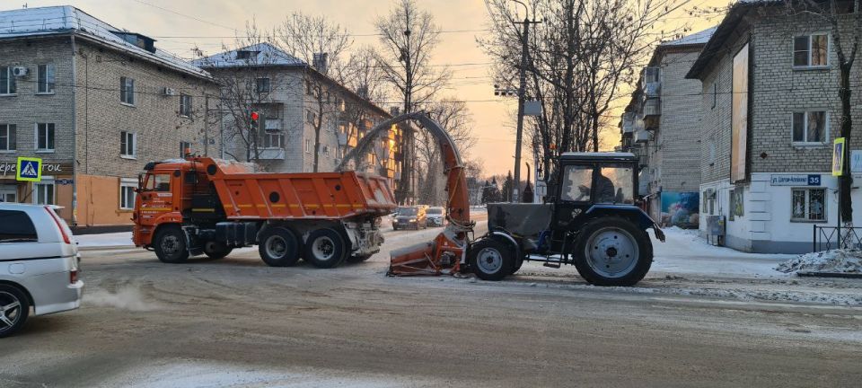 В Биробиджане продолжается комплексная уборка улиц от снега
