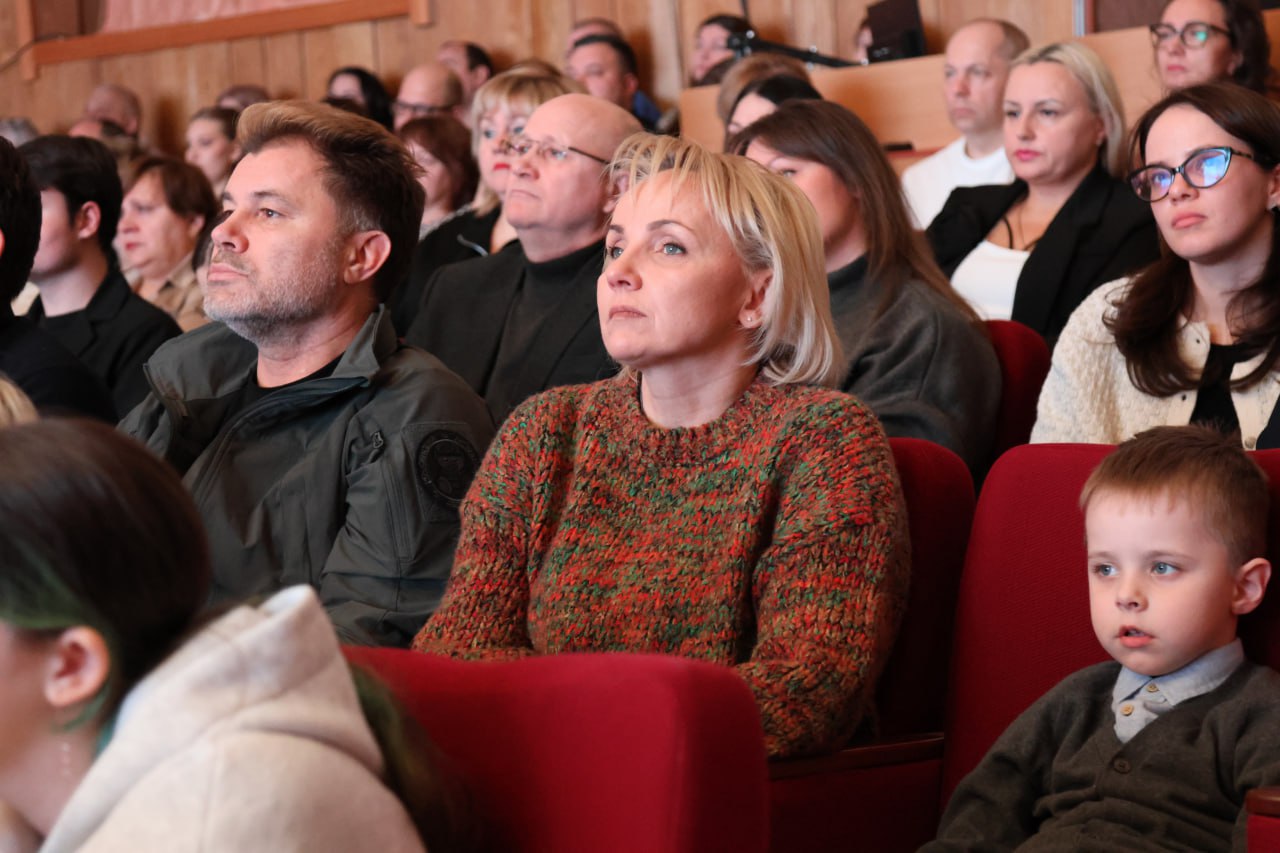 Вечер памяти "Жить за двоих" с Денисом Майдановым прошел в Биробиджане Вечер памяти "Жить за двоих" с Денисом Майдановым прошел в Биробиджане