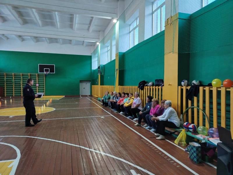 В Смидовичском районе полицейские, общественники и «серебряные» волонтеры научили пенсионеров противостоять кибермошенникам В Смидовичском районе полицейские, общественники и «серебряные» волонтеры научили пенсионеров противостоять кибермошенникам