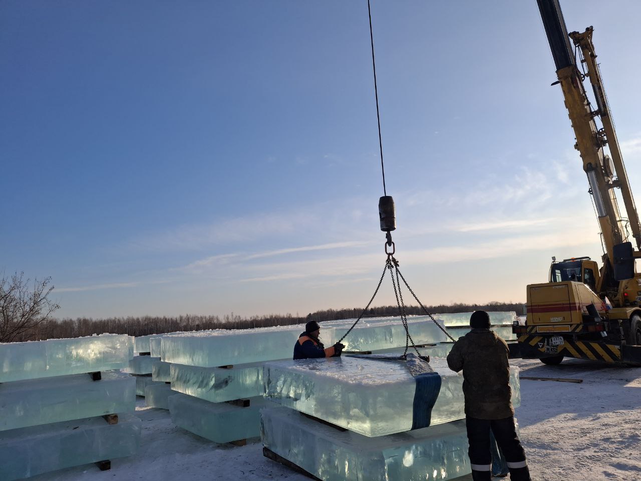 В Биробиджане заготавливают лед для новогоднего городка В Биробиджане заготавливают лед для новогоднего городка