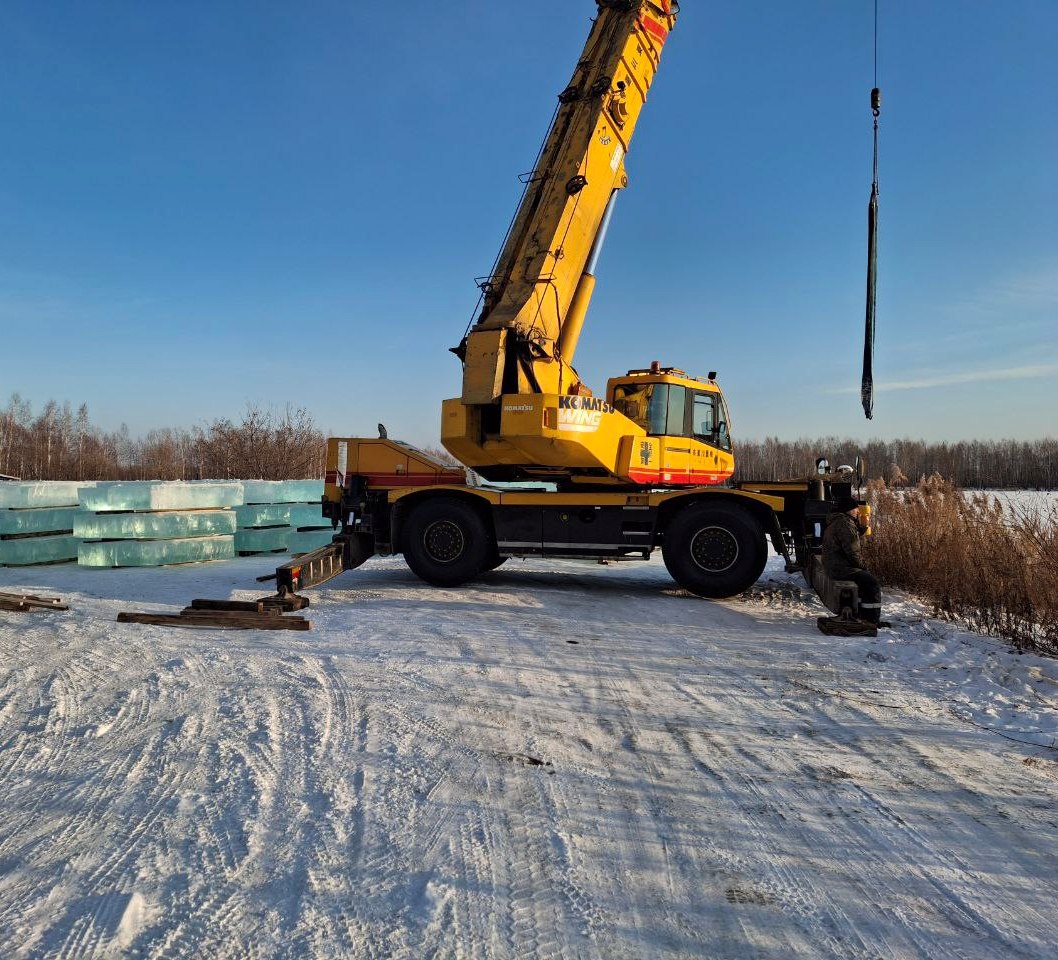 В Биробиджане заготавливают лед для новогоднего городка В Биробиджане заготавливают лед для новогоднего городка