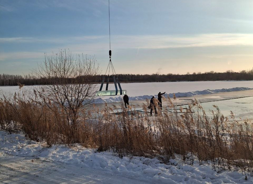 В Биробиджане заготавливают лед для новогоднего городка В Биробиджане заготавливают лед для новогоднего городка