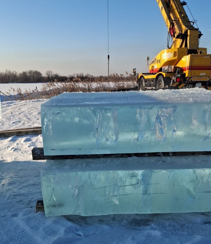 В Биробиджане заготавливают лед для новогоднего городка В Биробиджане заготавливают лед для новогоднего городка