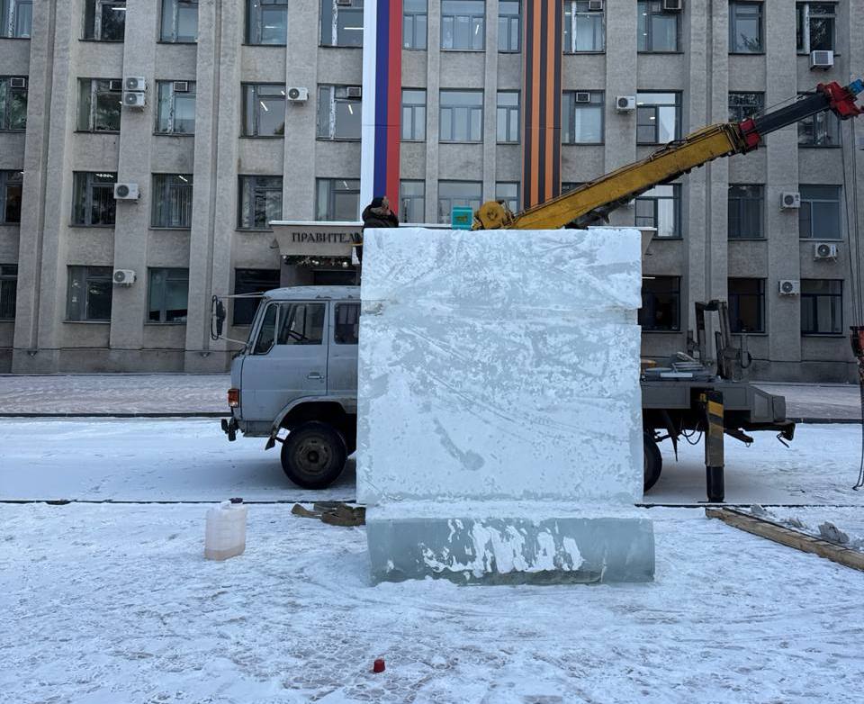 В Биробиджане заготавливают лед для новогоднего городка В Биробиджане заготавливают лед для новогоднего городка