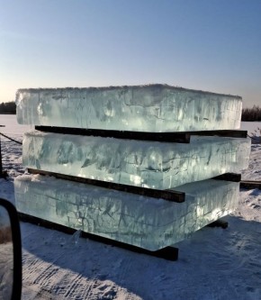 В Биробиджане заготавливают лед для новогоднего городка