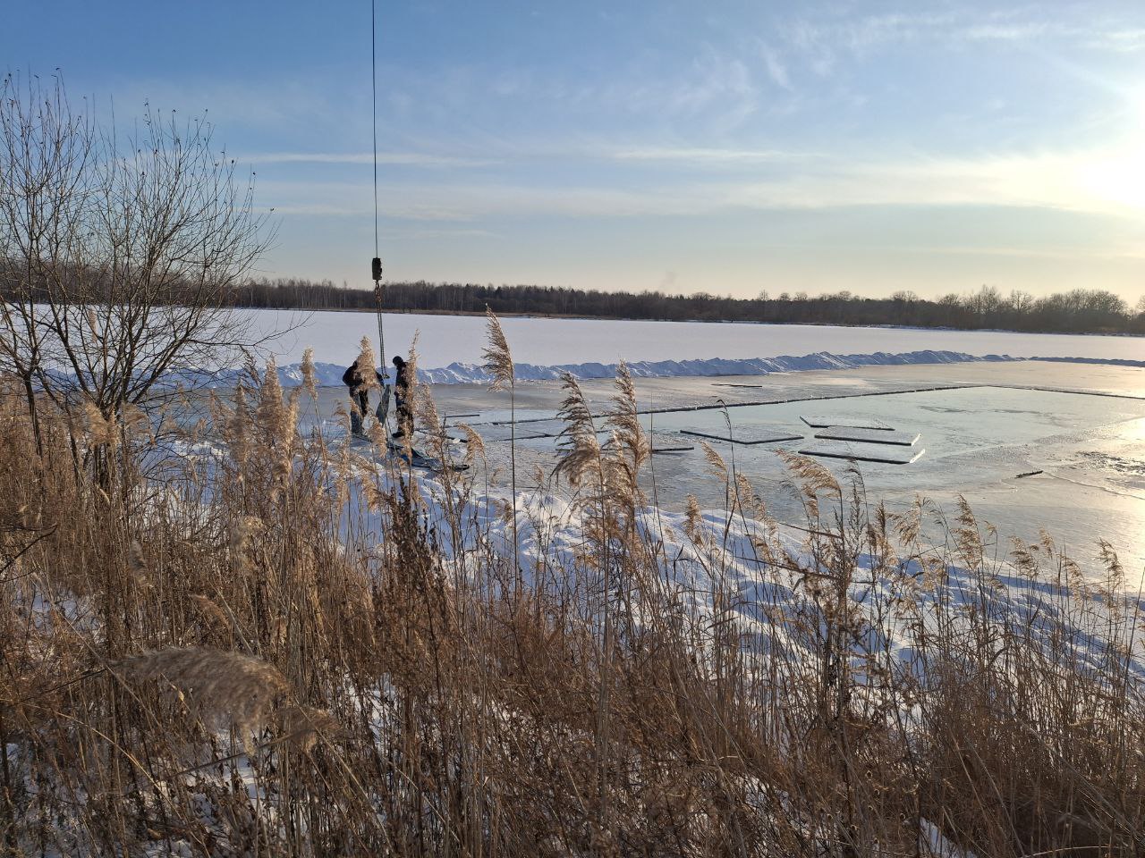 В Биробиджане заготавливают лед для новогоднего городка В Биробиджане заготавливают лед для новогоднего городка
