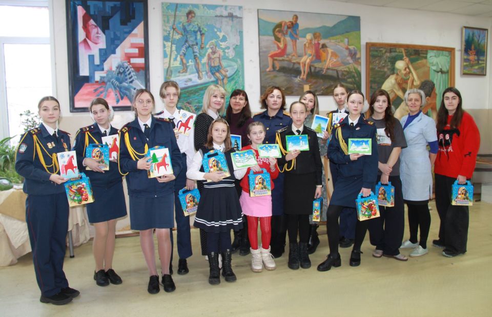 В Хабаровске при участии следственного управления, детей сотрудников ведомства, кадет, студентов и сотрудников колледжа искусств прошло мероприятие «Новогодняя открытка»