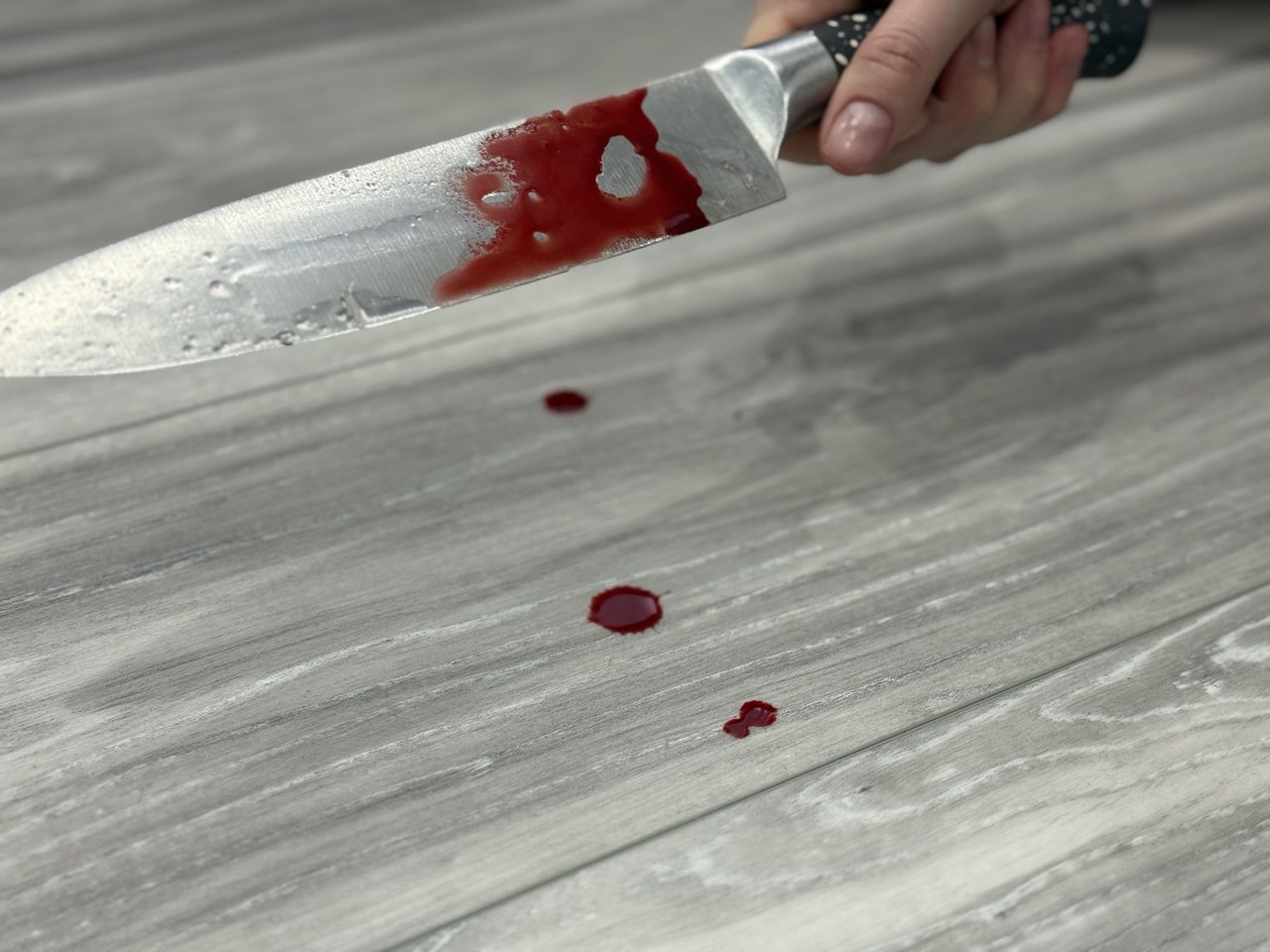 Ударил ножом в живот своему знакомому мужчина в Биробиджане