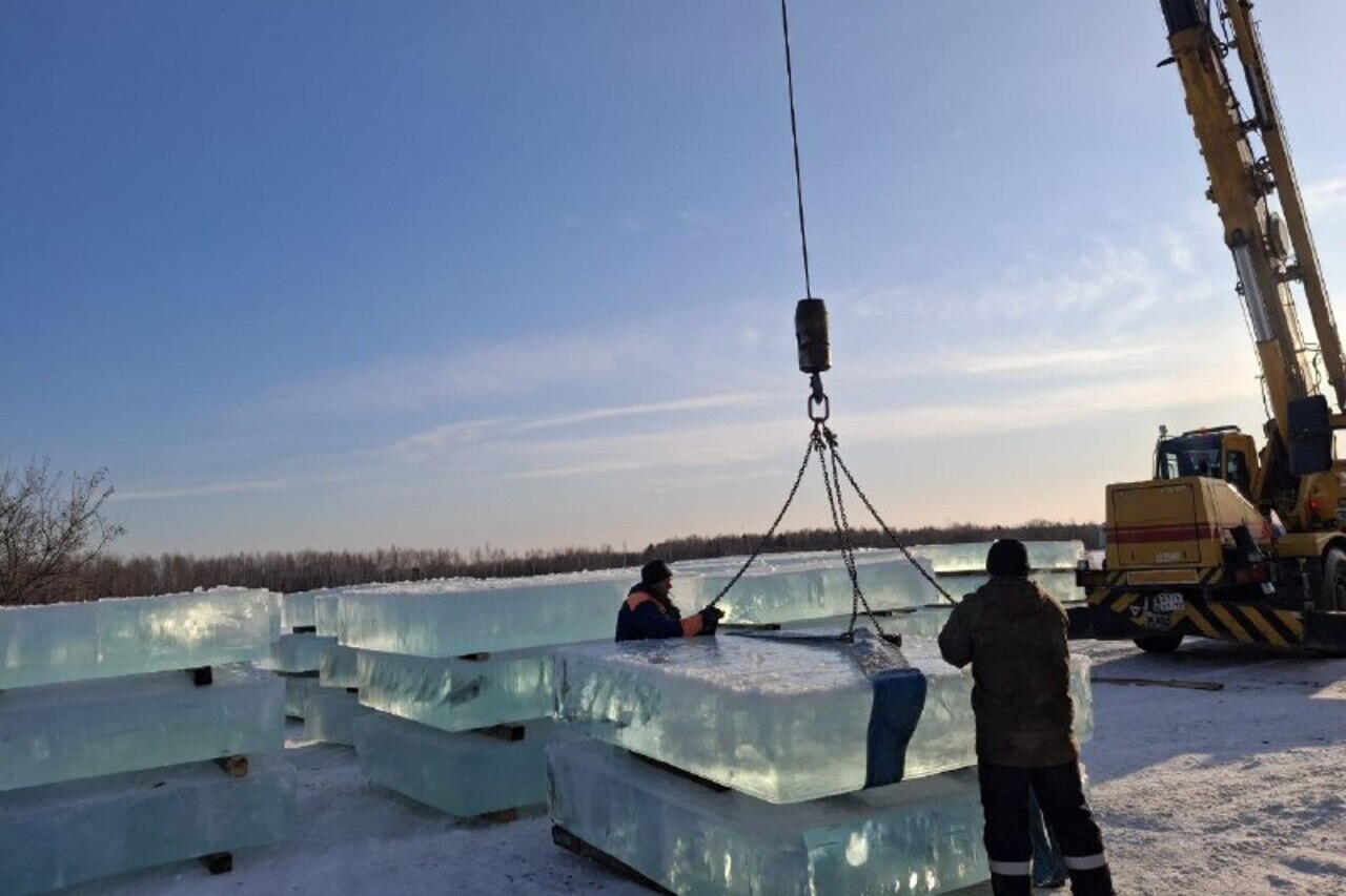 В Биробиджане заготавливают лед для новогоднего городка